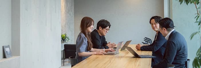 テーブルを囲んで話し合うメンバー